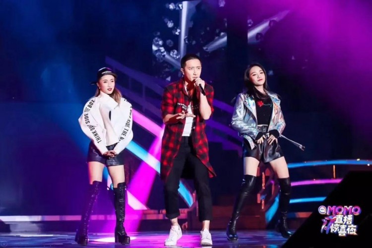 直播好赚钱啊！陌陌女播主居然比迪丽热巴赚得还多啊